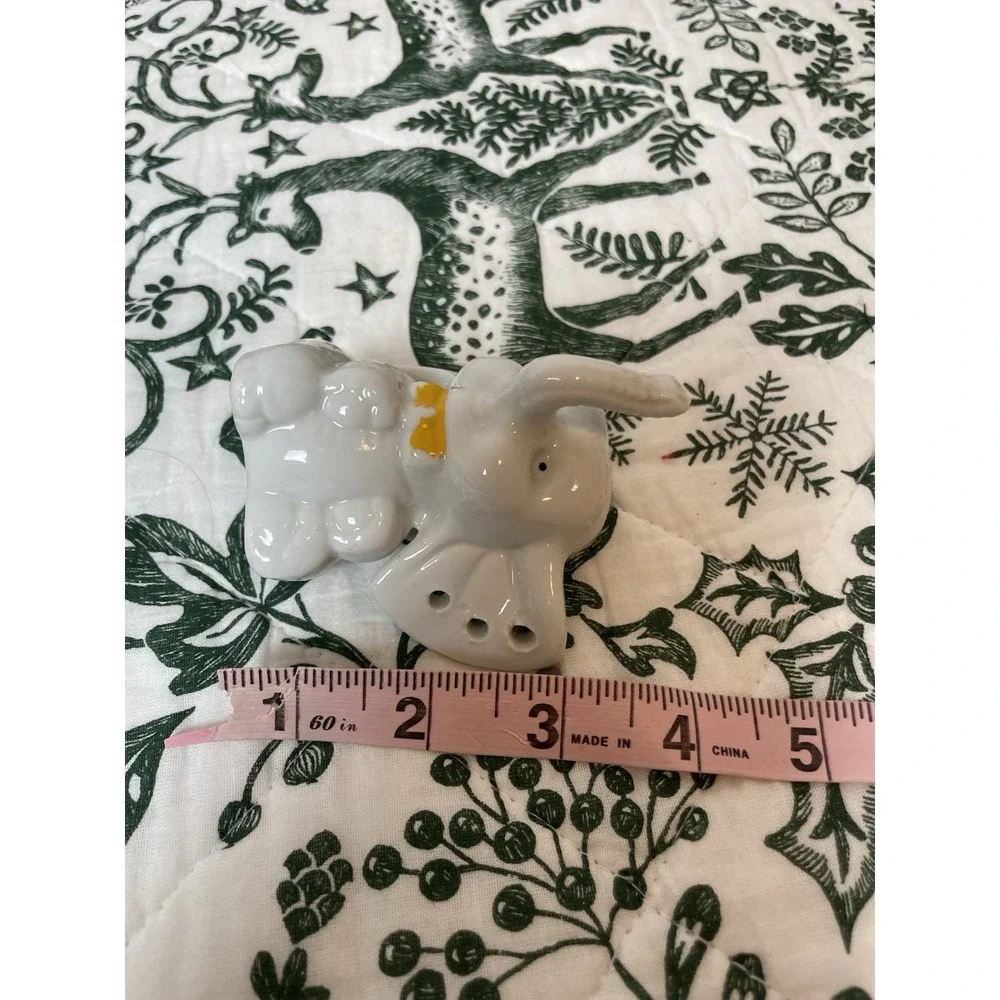 VINTAGE CERAMIC‎ PORCELAIN ELEPHANT RING EARRING HOLDER 1980s. Cute!